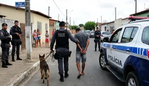 "Velho conhecido" da polícia é preso pelo Canil no bairro Canafístula; suspeito tentou fugir ao ver a viatura