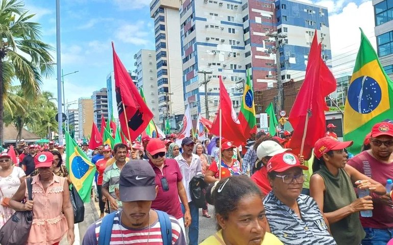 Centrais sindicais promovem ato em comemoração ao 1º de Maio