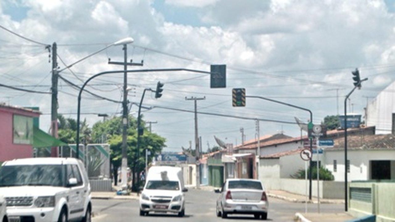 Arapiraca: SMTT conserta semáforo do Cavaco