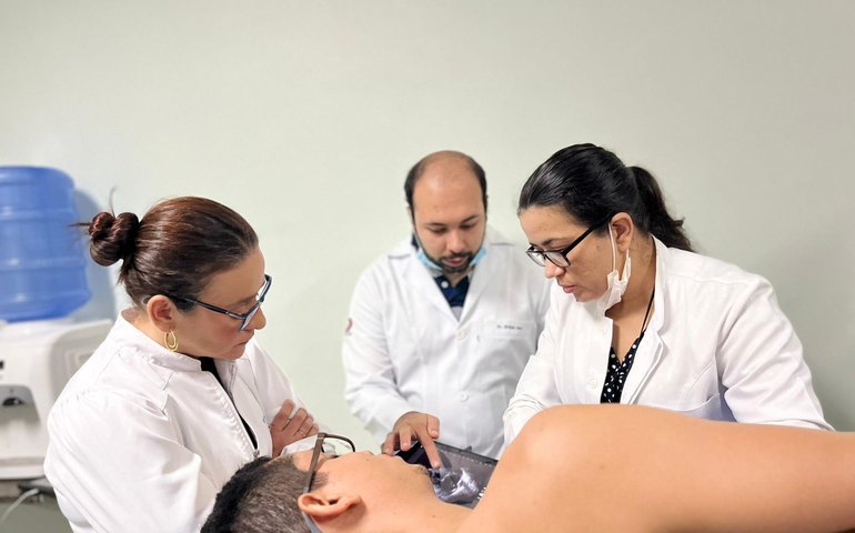 Residentes em Medicina de Emergência são treinados em equipamento para diagnósticos céleres