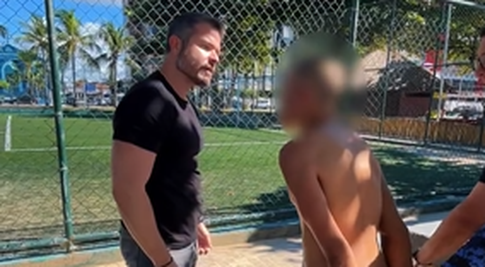 Delegado Thiago Prado participou de prisão do suspeito, que estaria ameaçando transeuntes com uma faca / Foto: Reprodução
