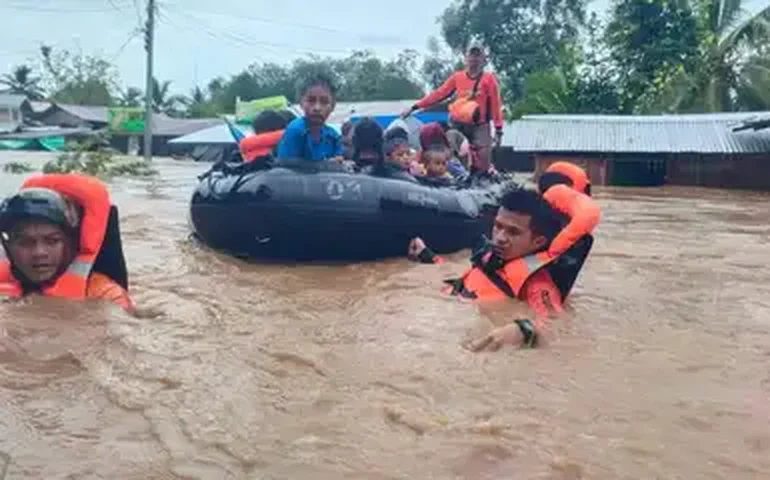 Tempestade tropical atinge as Filipinas, causa inundações e deslizamentos e mata dezenas