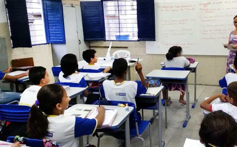 Escolas estaduais de SP melhoram desempenho, mas ainda não retomam nível pré-pandemia