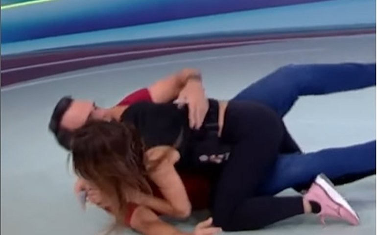 No 'BBB 24', Beatriz vira meme por demora em deixar casa e derruba Tadeu Schmidt no palco