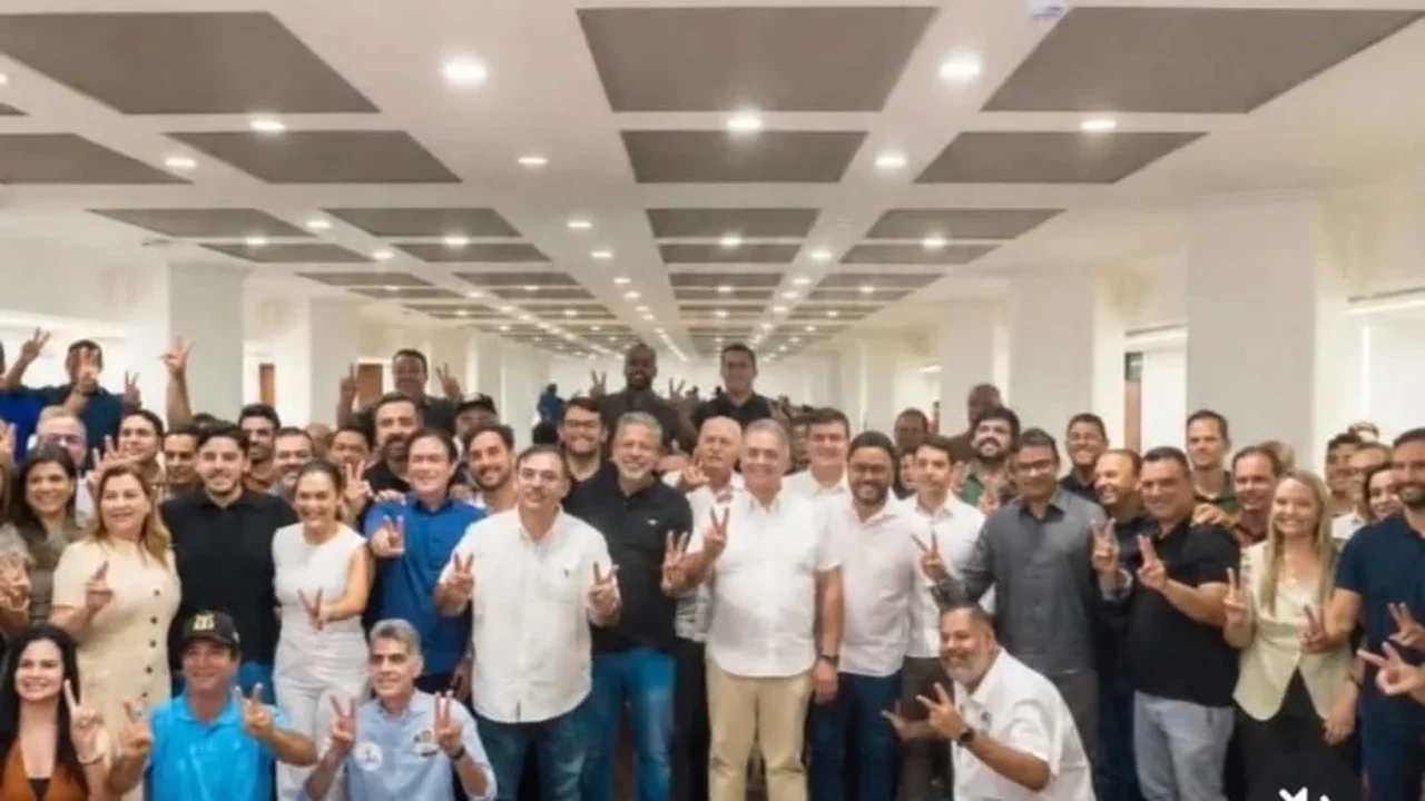 Arthur Lira declara apoio a Flávio Bolsonaro enquanto mantém aliados em órgãos do governo Lula