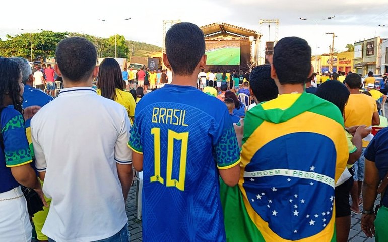 Torcida viçosense comemora vitória do Brasil na estreia da Copa do Mundo