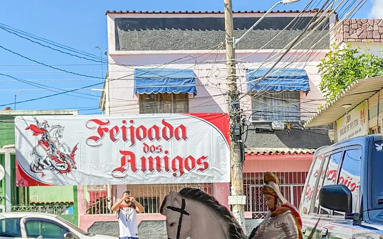Devotos de São Jorge fazem feijoada no Rio para comemorar dia do santo