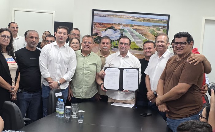 Prefeito Luciano Barbosa em momento de assinatura do contrato para obras de infraestrutura na cidade