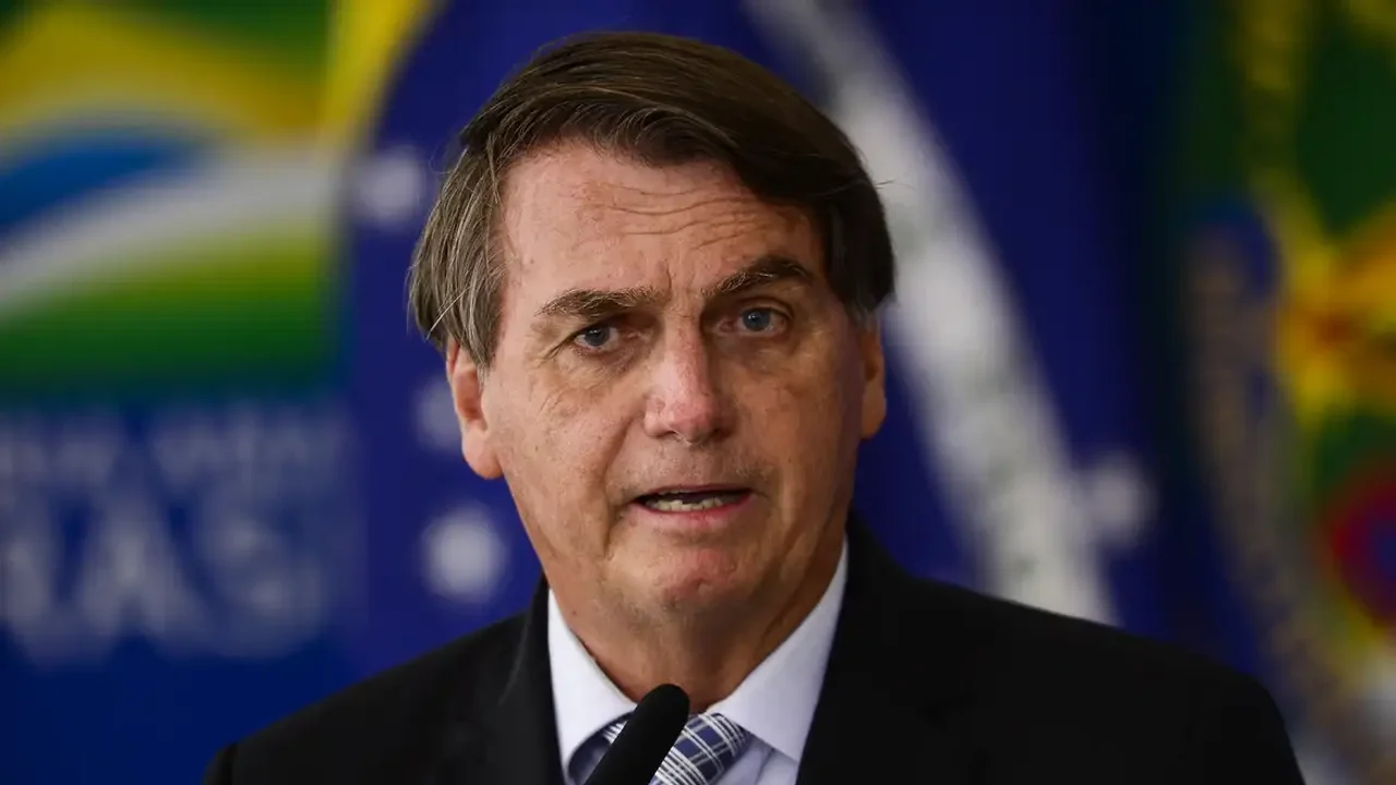 Bolsonaro inclui Flávio e ex-ministro em lista de advogados com acesso livre à sua residência