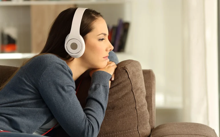 De 'Back to Black' a 'Cry Me a River': estudo revela aumento da negatividade nas letras de músicas desde os anos 1970