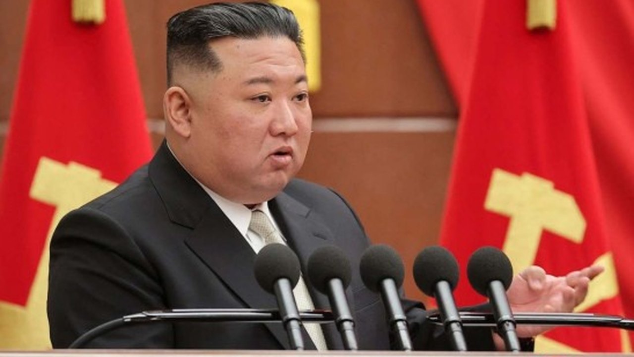 Coreia do Norte: Kim Jong-un entrega 250 lançadores de mísseis com capacidade nuclear