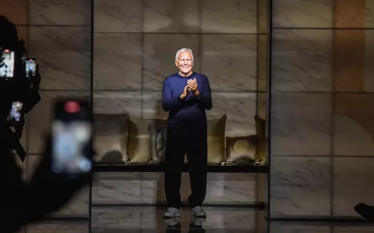 Giorgio Armani agradece apoio após internação e anuncia retorno