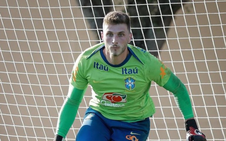 Bento espera seguir passos do ídolo e 'espelho' Alisson na seleção e sonha em jogar na Europa