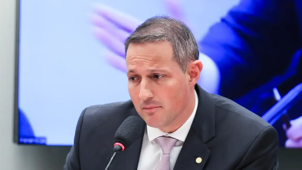 Derrite apresenta nova versão do projeto Antifacção e atende governo em trecho sobre fundo da PF