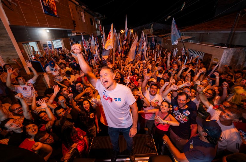 Jacintinho: Renan Filho apresenta o Vida Nova nas Grotas 2 em caminhada com 10 mil pessoas