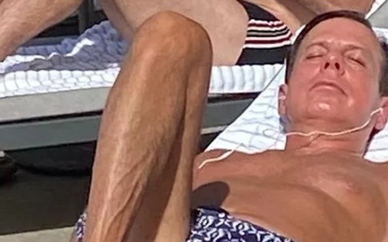 Doria aparece sem máscara tomando sol em hotel no Rio e é criticado nas redes