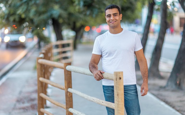 Prefeito JHC acompanha instalação de equipamentos de proteção na ciclovia da Fernandes Lima