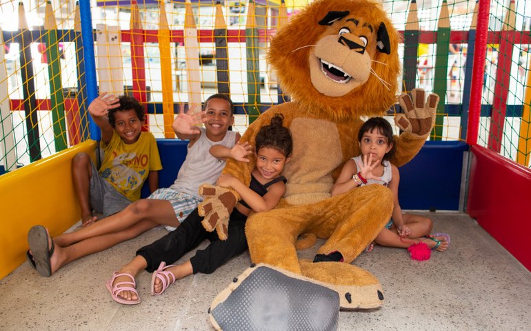 Dia das Crianças no Shopping Popular é comemorado com brincadeiras e animação