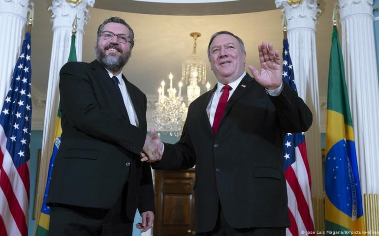 Ex-titulares do Itamaraty divulgam nota de apoio a Maia