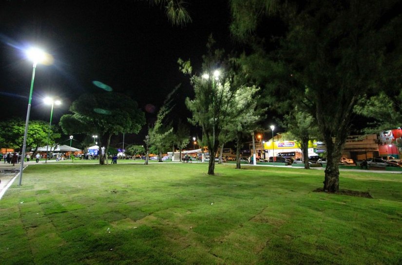 Grupos de cultura popular se apresentam na Praça da Faculdade