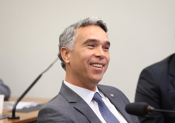 Comissão aprova projeto do deputado Rafael Brito que garante meia-entrada para todos os profissionais da educação