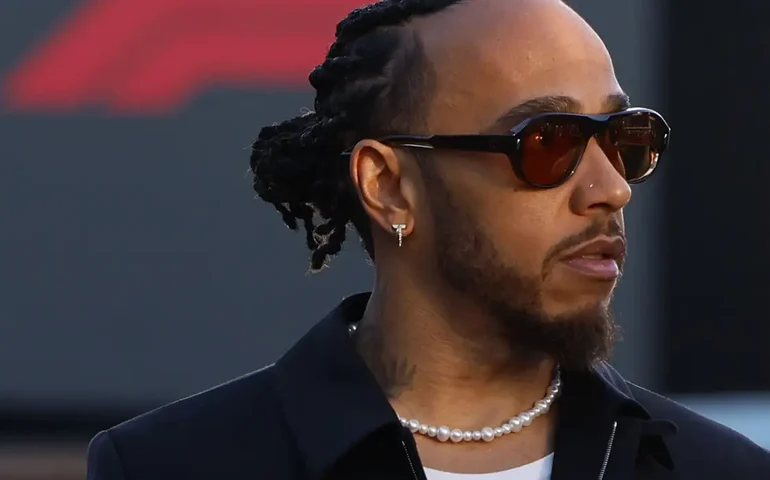 Rumo à Ferrari, Hamilton admite 'ano difícil' em sua despedida da Mercedes