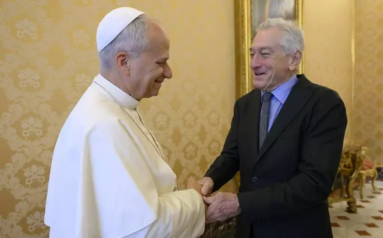 Leão XIV abre espaço em agenda e recebe De Niro no Vaticano