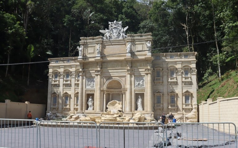 Réplica da Fontana di Trevi é construída por prefeitura no interior de SP