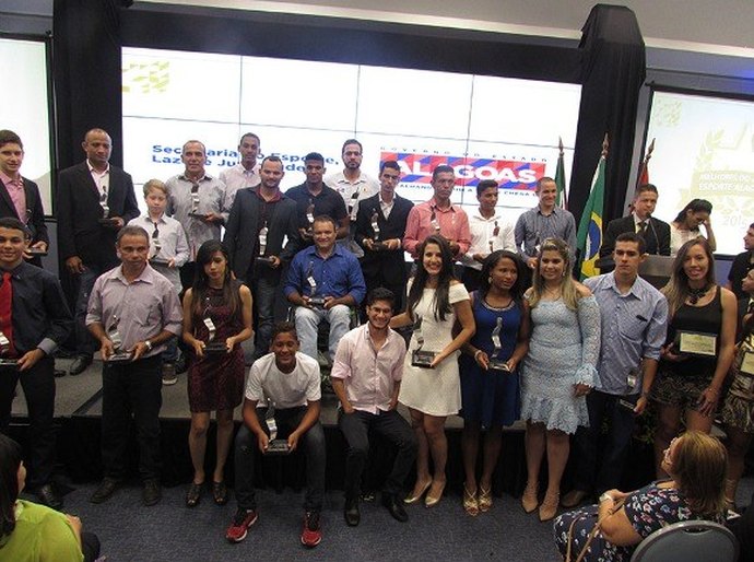 Em noite de festa, secretaria premia melhores do esporte alagoano