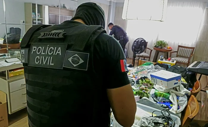 Os policiais foram até a casa dele, na Mangabeiras, para cumprir um mandado de busca e apreensão