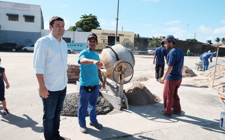 Marcelo Palmeira vistoria obras de nova praça no Eustáquio Gomes