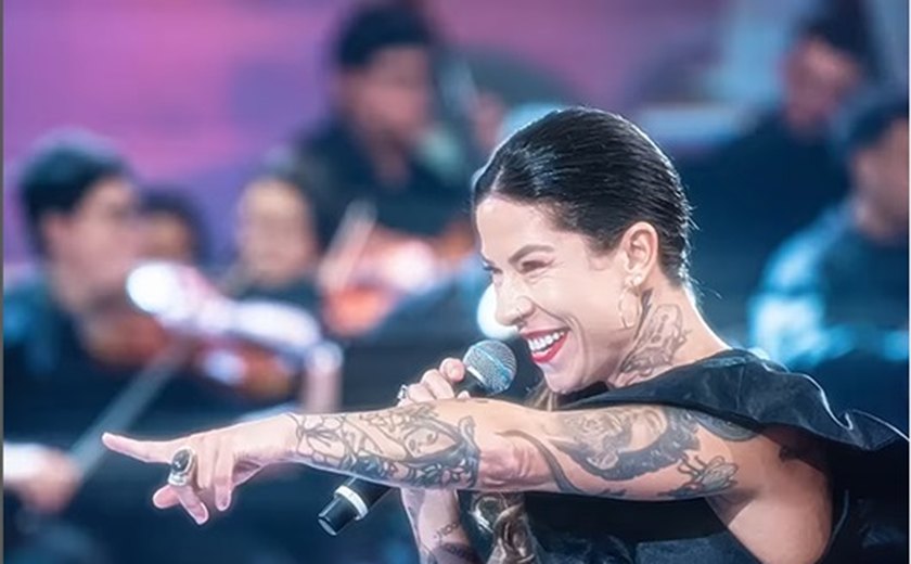 Filha de Raul Seixas canta música do pai no 'Altas Horas'