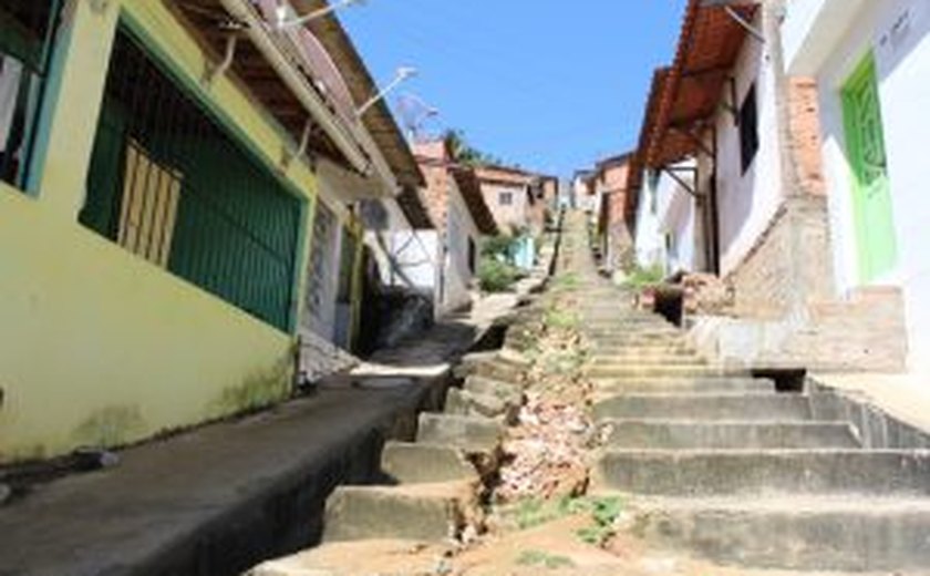 Mulher cai de escadaria na Grota de Maragogi e fica ferida