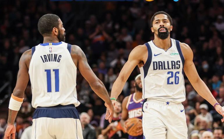 Dallas Mavericks vence Phoenix Suns em jogo que teve briga, soco e três expulsões na NBA