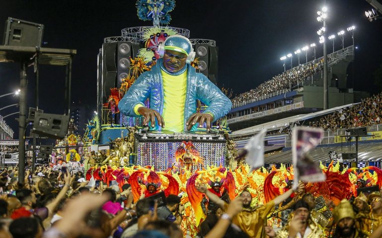 Afoxé Filhos da Coroa de Dadá abre segundo dia de desfiles em SP