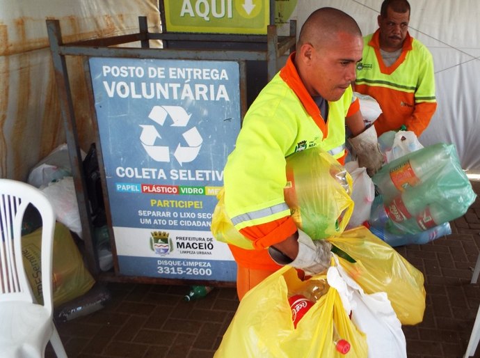 Academia Maceió: garrafas PET são entregues à Coprel