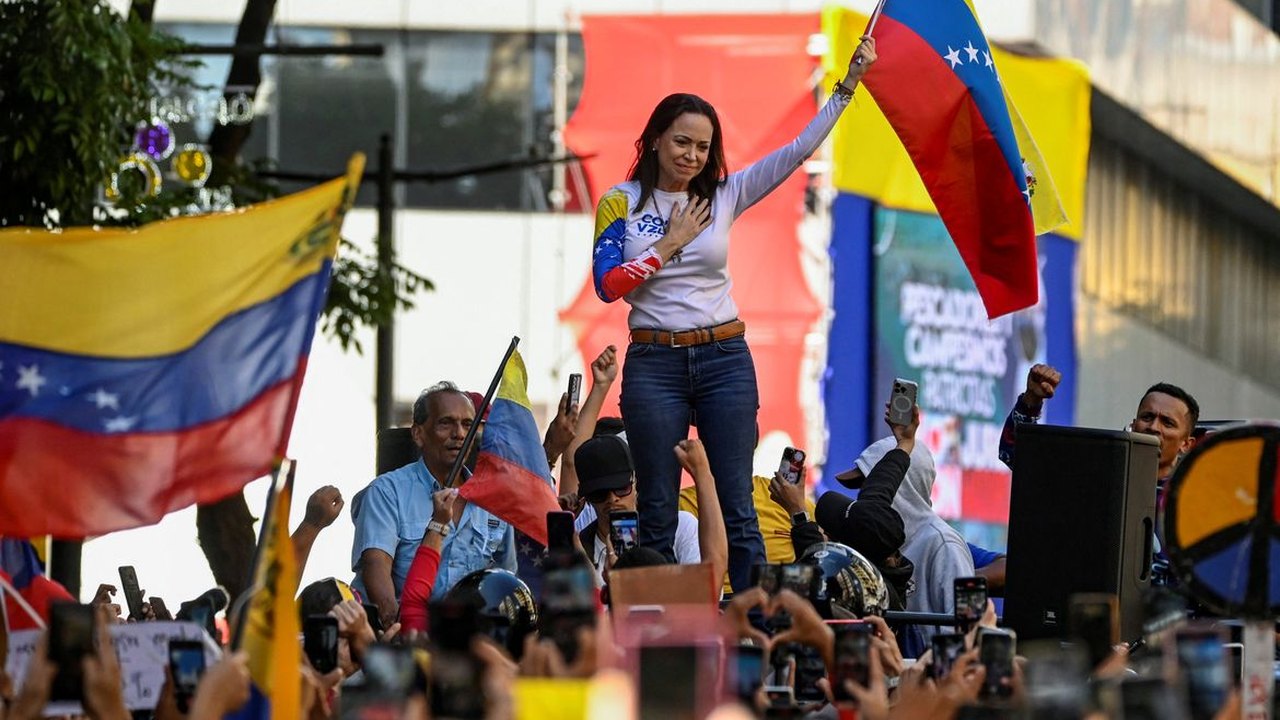 Notícia da prisão de Corina, logo desmentida, tensiona posse de Maduro