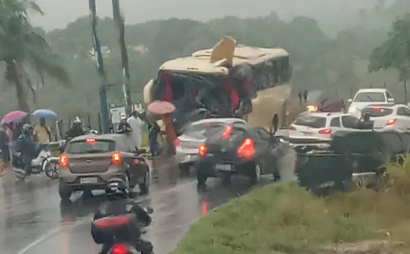 Veja vídeo: Acidente entre ônibus e carreta deixa feridos na Ladeira do Catolé