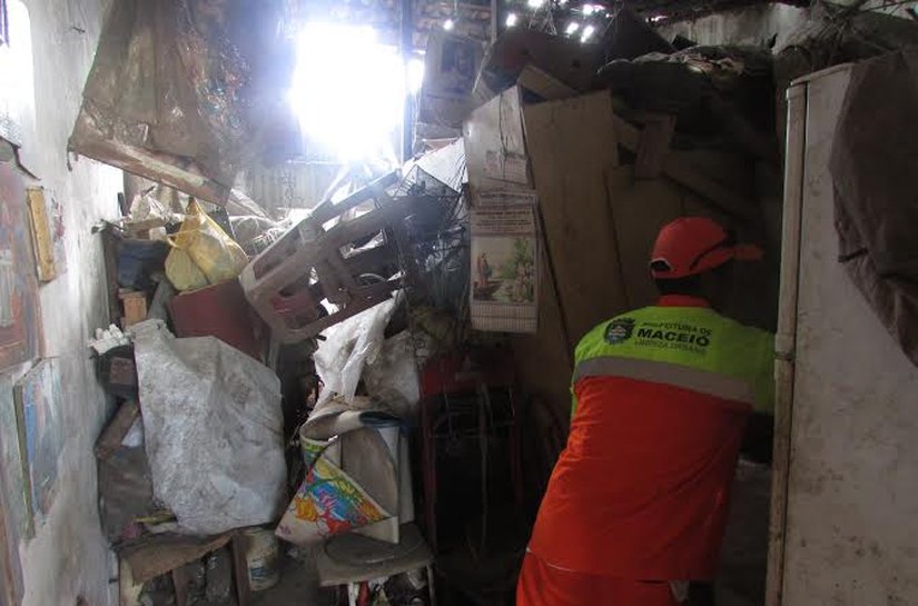 Slum retira mais de 10 toneladas de lixo em residência no Rio Novo