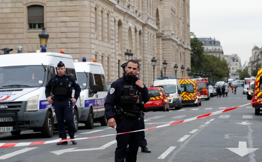 Polícia francesa atira oito vezes em mulher muçulmana por supostas 'ameaças' em estação de Paris