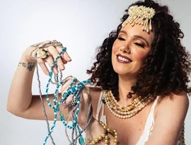 Branka lança “Mãe Certeira” com participação de Xande de Pilares