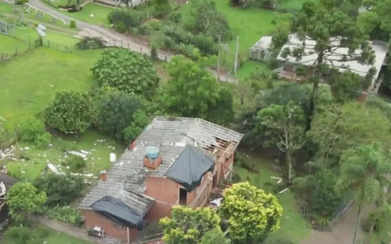 Tornado causa estragos em escola e residências em Farroupilha (RS)