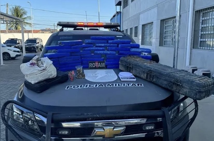 Polícia apreende mais de 30 quilos de maconha enterrados no quintal de casa na Vila Brejal