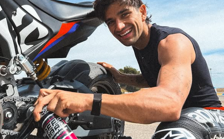 Jorge Martín, campeão mundial da MotoGP, sofre acidente no GP do Japão e fratura clavícula