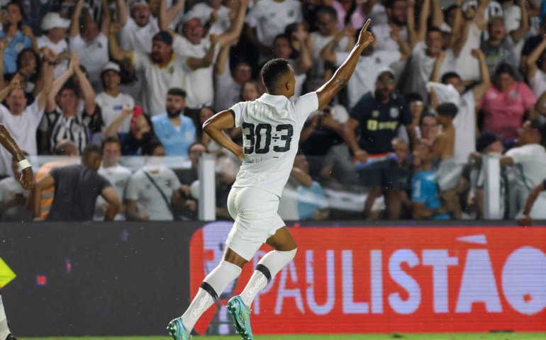 Santos vira diante do Mirassol em noite de homenagens a Pelé na Vila Belmiro