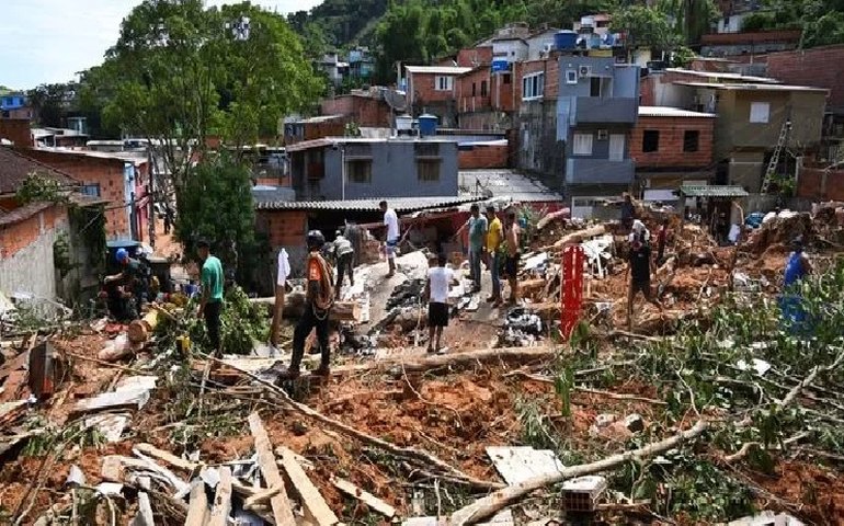 Nº de mortos no litoral de SP chega a 48 e buscas são retomadas após novas chuvas