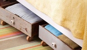 Utilizar gavetas para guardar roupa de cama é uma opção