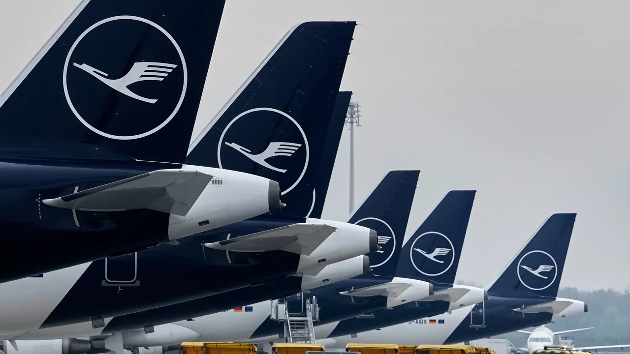 Autoridades sauditas afirmam que 3 pessoas morreram em ataques reivindicados pelos houthis contra o aeroporto de Riad.