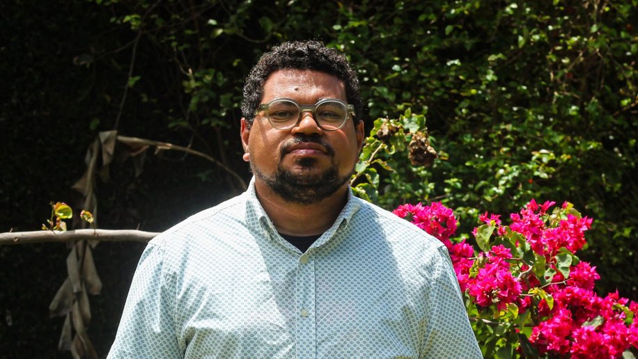 Jean Albuquerque lança audiolivro de “A ressaca do mar trincou meus ossos” e dá voz aos próprios versos
