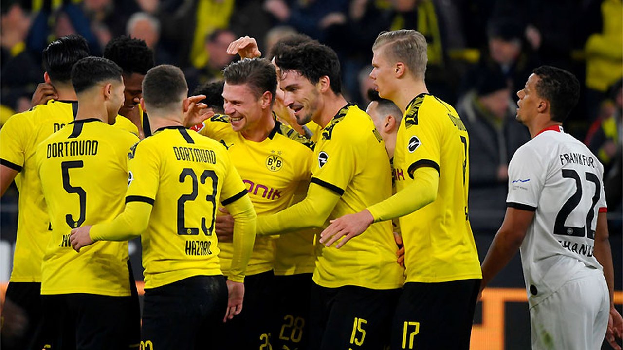 Borussia faz 1º tempo arrasador, goleia Eintracht Frankfurt e vira líder do Alemão